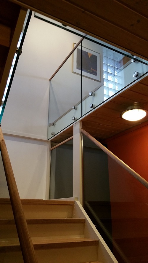 Boltfestet helglassrekkverk i trapp 500x880