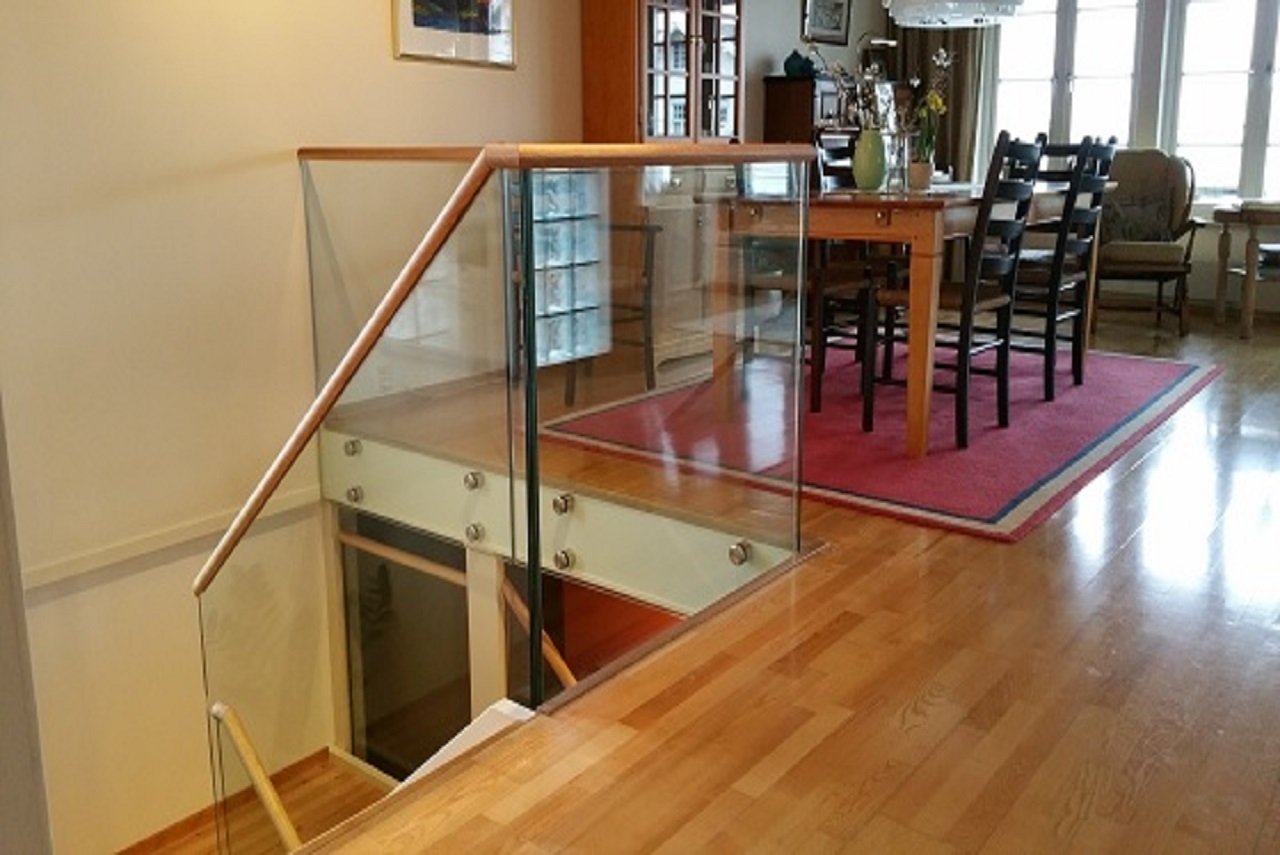 Boltfestet helglassrekkverk med eik håndløper 1280x855