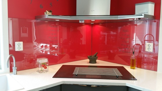 Klart glass på rød vegg 560 x 315