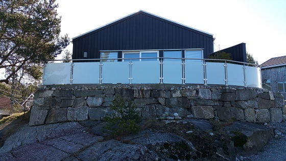 Rustfritt rekkverk med opalglass 560 x 315