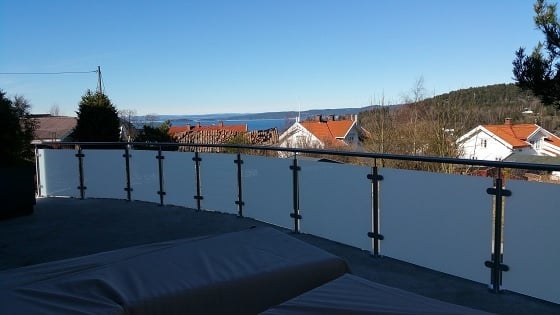 Rustritt rekkverk med opalglass utsikt 560 x 315
