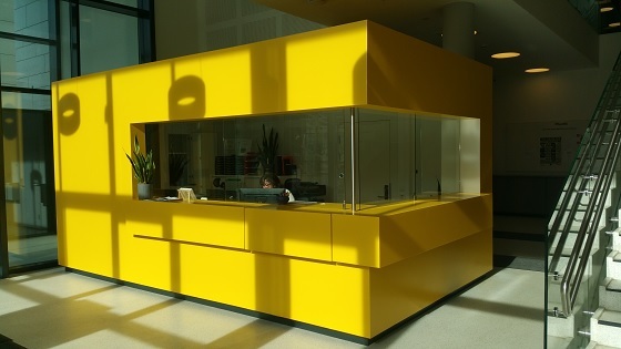 resepsjonsdisk med skyveglass